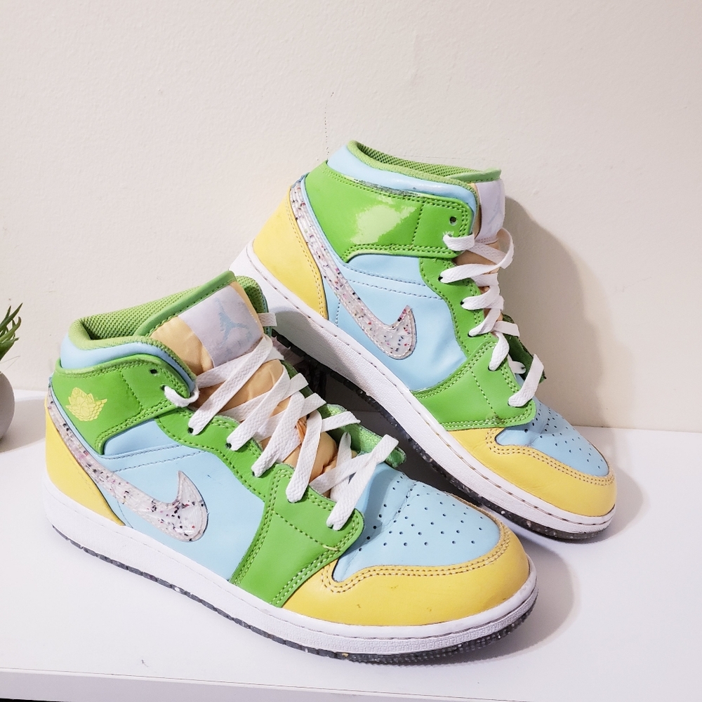 JORDAN  Air Jordan 1 Mid SE Grade-School 7Y (8.5 US Women's)